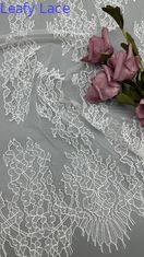 Primavera y verano 100% de nylon francés Chantilly hilo encaje con diseño floral suave mano-sentir color blanco para el vestido de moda