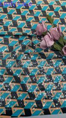 Vibrante bordado con estampados con patrones geométricos