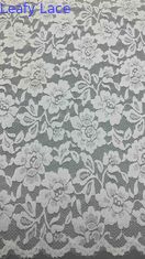 Tejido de encaje de estiramiento completo en blanco, adornado con delicados patrones florales y bordes con gavillas lujosamente