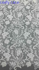 Tejido de bordado químico de ancho completo con patrones florales blancos Texturas con cordón para ropa de moda para mujeres