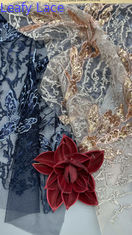 Patrones florales barrocos de encaje bordado con lentejuelas de inspiración vintage para vestidos formales regios y románticos