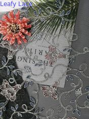 La hembra viste la tela bordada floral del cordón para señora Garment