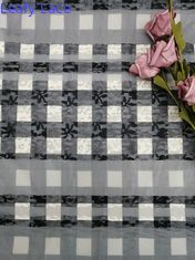 El bordado del modelo de la tela escocesa rayado ata la tela a cuadros de la impresión