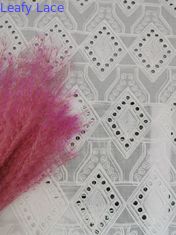 Tela del Broderie del algodón de Diamond Pattern Lace Eyelet White