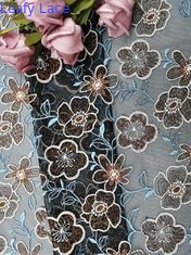 El cordón floral coloreó el paño de la ropa de las mujeres de la tela del bordado
