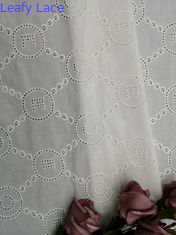 El cordón del modelo de la letra bordó el paño del vestido del bebé de la tela del ojeteador