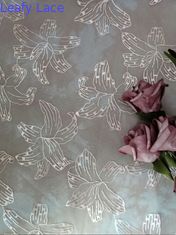 El color rosado imprimió la tela bordada Tulle floral Mesh Table Runner del cordón