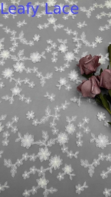 Color blanco floral 3D bordado con láser 3d Tejido rosa por el patio Tejido de ancho completo para mujeres vestido