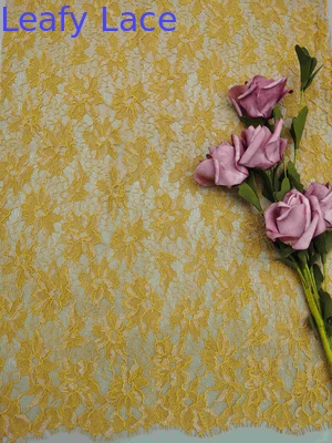 Soft Handfeel de alta calidad patrón floral dorado tejido de encaje metálico con pestañas con cara de mujer vestido de moda