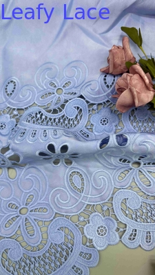 Tejido de bordado de corte por láser azul claro Poly Grpund Tejido bordado de eyelet para marcas de ropa