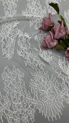 Primavera y verano 100% de nylon francés Chantilly hilo encaje con diseño floral suave mano-sentir color blanco para el vestido de moda