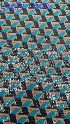 Vibrante bordado con estampados con patrones geométricos