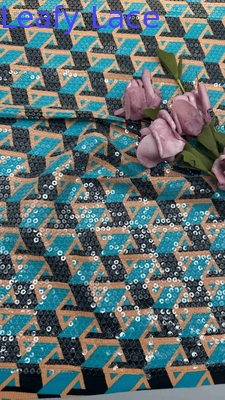 Vibrante bordado con estampados con patrones geométricos