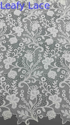 Tejido de bordado químico de ancho completo con patrones florales blancos Texturas con cordón para ropa de moda para mujeres