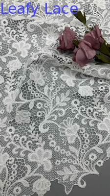 Tejido de bordado químico de ancho completo con patrones florales blancos Texturas con cordón para ropa de moda para mujeres