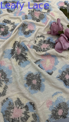 Tejido de bordado de ancho completo con patrones florales coloridos con cuentas en tejido de tierra 100% radiante para vestido de noche de moda