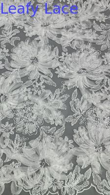 Tejido de encaje floral blanco para vestidos malla de tierra bordado intrincado con carácter sutil