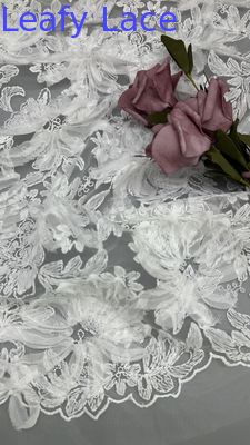 Tejido de encaje floral blanco para vestidos malla de tierra bordado intrincado con carácter sutil