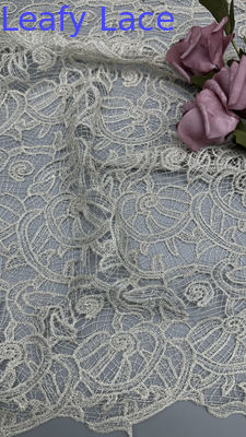 Tejido de encaje de Chantilly francés 100% de poliéster para prendas de vestir vestidos huecos vestidos de novia de color blanco