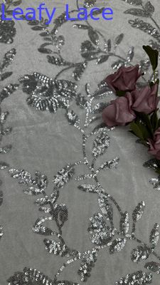 Encaje de lentejuelas con hojas y elegancia dispersa se encuentra con lentejuelas sutiles y brillantes, un bordado textural para vestidos de alta costura personalizados