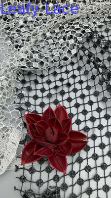 Tela con detalles de lentejuelas plateadas, calada y a cuadros blanco y negro, ideal para vestidos formales llamativos