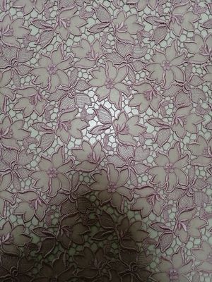 El laser floral rosado cortó la tela bordada el 125CM del cordón para la ropa de las mujeres
