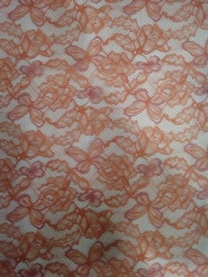 La tela francesa delicada de nylon anaranjada del cordón de Chantilly para las mujeres se viste
