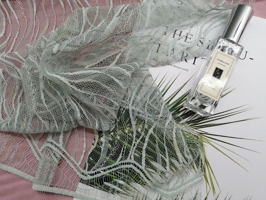 Tela metálica del cordón de la pestaña francesa de Chantilly con la concha de peregrino