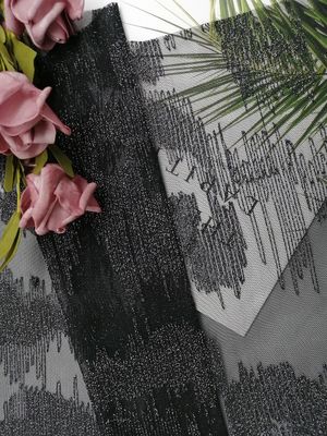 Línea geométrica metálica negra tela bordada de plata de Lurex del cordón