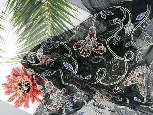 La hembra viste la tela bordada floral del cordón para señora Garment