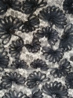 El partido base del bordado ata la tela negra del Applique de la lentejuela 3D