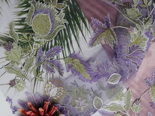 Tela bordada coloreada floral del cordón para la ropa de las mujeres
