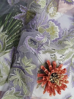 Tela bordada coloreada floral del cordón para la ropa de las mujeres