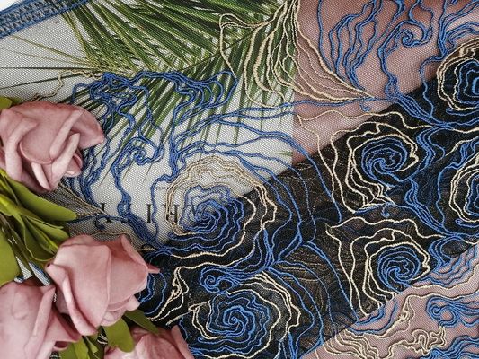 Tela bordada floral azul del cordón del poliéster para las marcas de la ropa