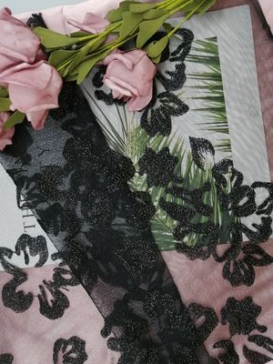 La tela floral atada delicada negra del cordón 3D bordó la tela nupcial