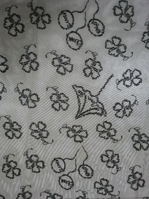 Tela bordada floral del cordón de la letra negra