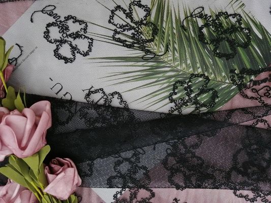 Tela bordada floral del cordón de la letra negra