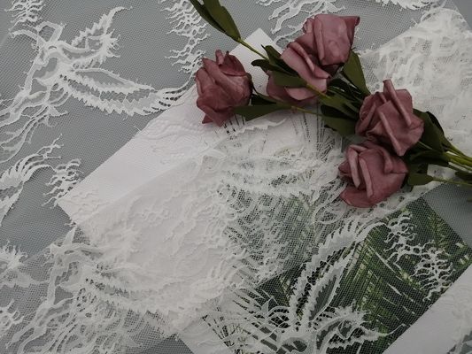 Tela nupcial del vestido que se casa de Chantilly de la tela blanca ligera del cordón