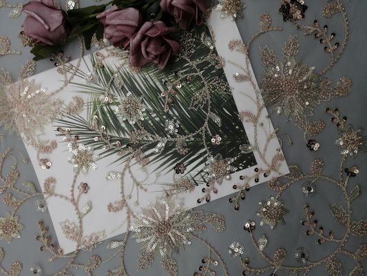 El partido floral rosado de la lentejuela goteó la tela del bordado para el vestido de boda