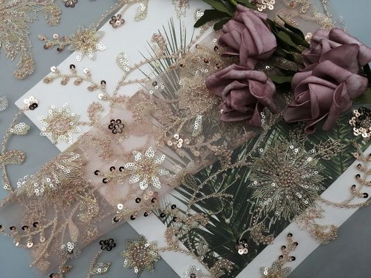 El partido floral rosado de la lentejuela goteó la tela del bordado para el vestido de boda