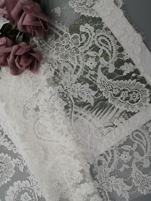 Tela nupcial blanca francesa ligera del cordón de Chantilly Paisley