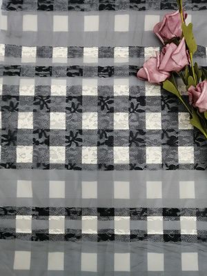 El bordado del modelo de la tela escocesa rayado ata la tela a cuadros de la impresión