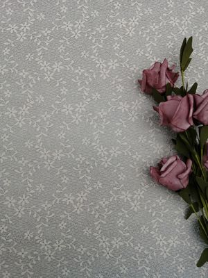 Los pequeños licenciados florales de marfil 100% del poliéster de la tela del ajuste atan la tela