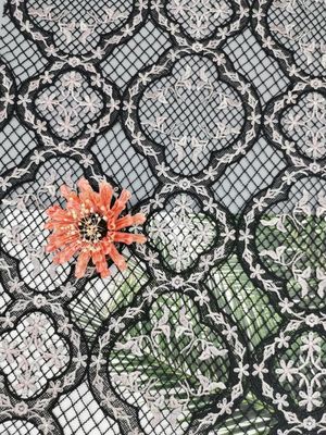 El bordado soluble en agua coloreó la tela química floral del cordón