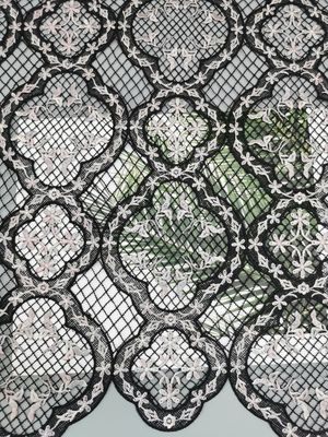 El bordado soluble en agua coloreó la tela química floral del cordón