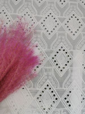 Tela del Broderie del algodón de Diamond Pattern Lace Eyelet White