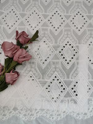 Tela del Broderie del algodón de Diamond Pattern Lace Eyelet White