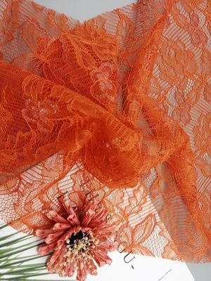 La tela francesa delicada de nylon anaranjada del cordón de Chantilly para las mujeres se viste