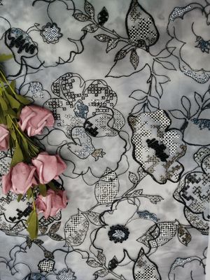 La lentejuela floral del cordón del 125CM bordó la tela para las blusas del vestido