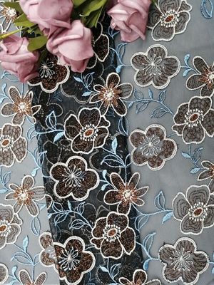 El cordón floral coloreó el paño de la ropa de las mujeres de la tela del bordado